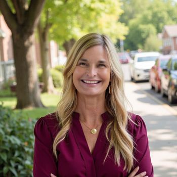 Portrait of Tammy Silvey, Real Estate Advisor.